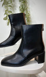 Vue de côté des bottines noires à bout carré