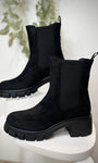 Bottines montantes noires crantées en look automne-hiver chic