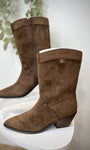 Gros plan sur bottines santiags taupe bout pointu et talon cubain