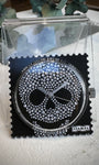 Gros plan cadran STAMPS Diamond Head fond noir et motif argenté