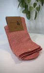 Chaussettes femme montantes rose saumon à fils dorés scintillants
