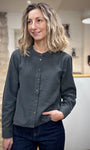 Femme portant une blouse vichy carbone à manches longues