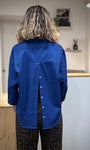 Vue arrière de la chemise avec ouverture dos