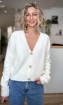 Femme portant un gilet blanc boutonné devant