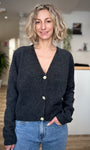 Femme portant un gilet gris anthracite en maille douce