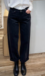 Silhouette féminine en jean baggy noir casual chic