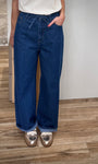Zoom sur la coupe droite et la taille haute du jean Percy
