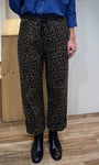 Coupe ample du pantalon imprimé léopard carbone portée par modèle