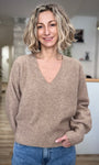 Femme portant le pull Maggy beige col V