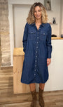 Femme portant une robe-chemise en denim indigo, coupe droite