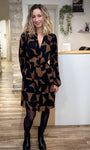 Femme portant une robe courte imprimé géométrique chocolat et noir