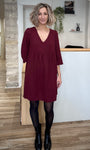 Femme portant la robe courte SUSANA Bordeaux, coupe babydoll