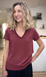 Femme portant un t-shirt bordeaux col V lurex chic
