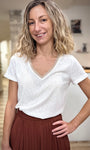 Femme portant un t-shirt ivoire col V lurex chic