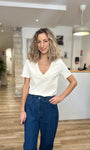 Femme portant un t-shirt beige en coton brodé coupe droite