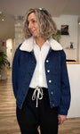Femme portant la veste en denim VICKY col mouton Navy