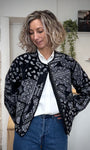 Femme portant la veste Viola courte imprimé cachemire noir et blanc