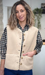 Femme portant une veste sans manches beige coupe oversize