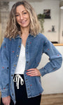 Femme portant une veste en jean oversize brodée motif œil rouge