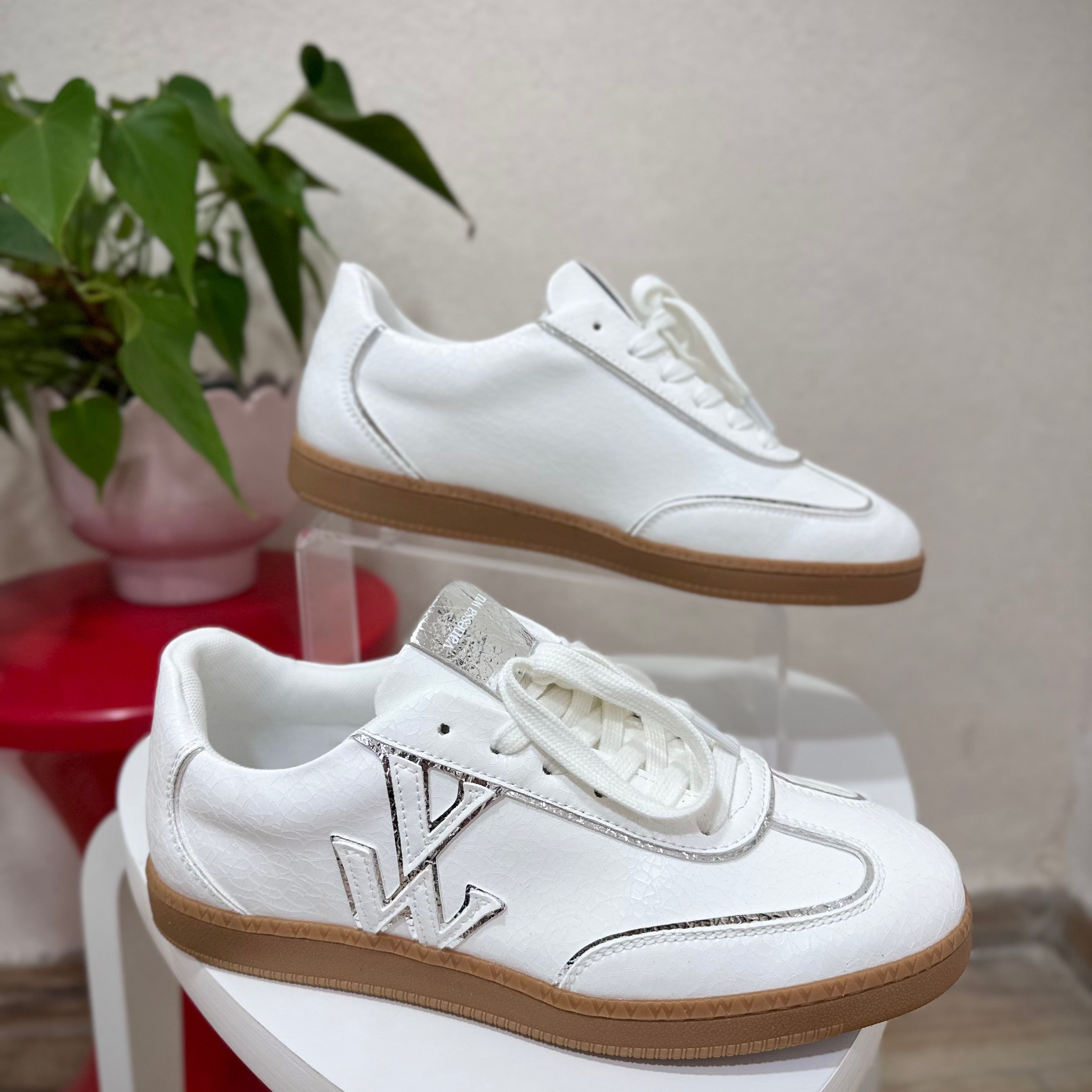 Gros plan sur des baskets blanches craquelées détails argentés Vanessa Wu