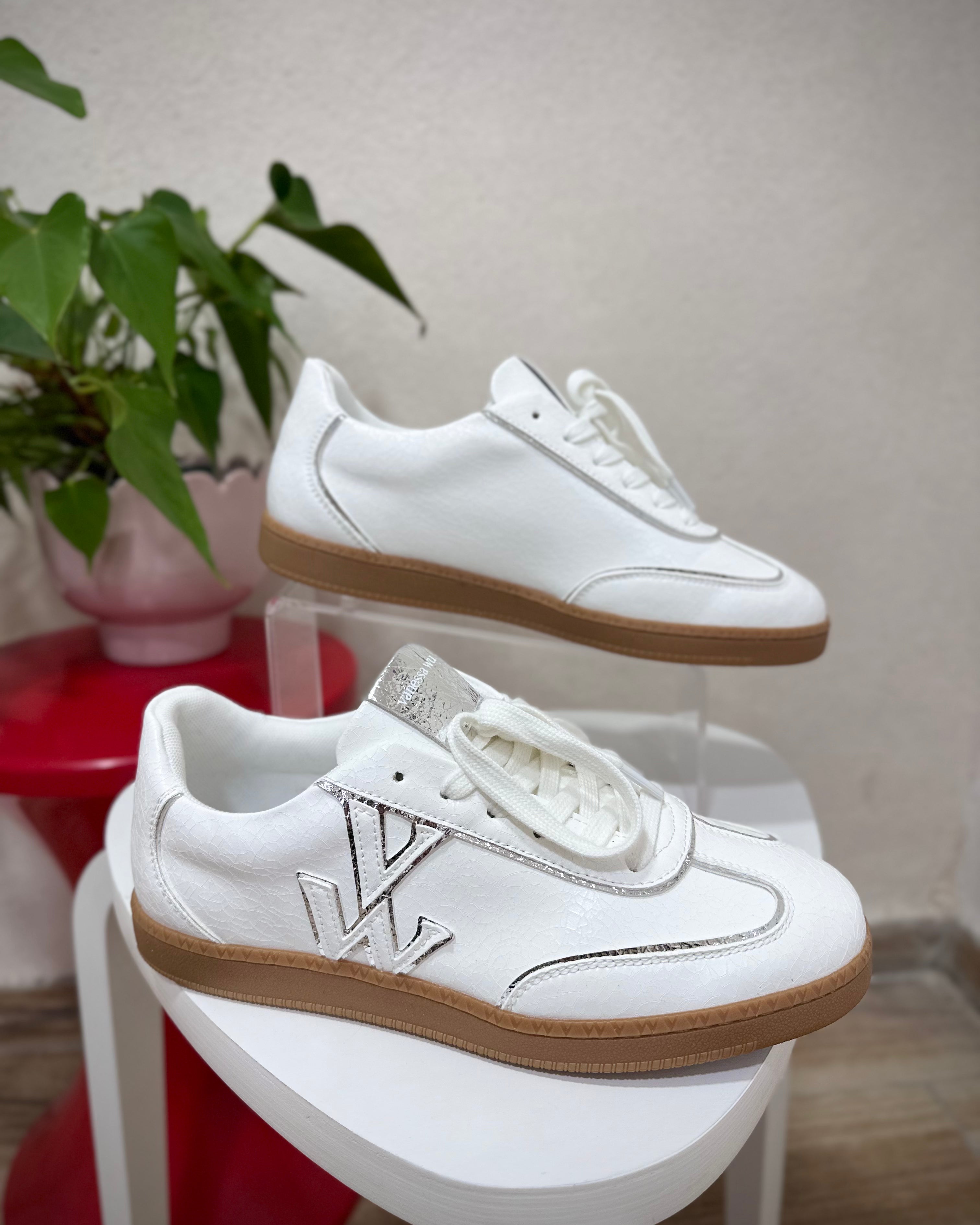 Gros plan sur des baskets blanches craquelées détails argentés Vanessa Wu