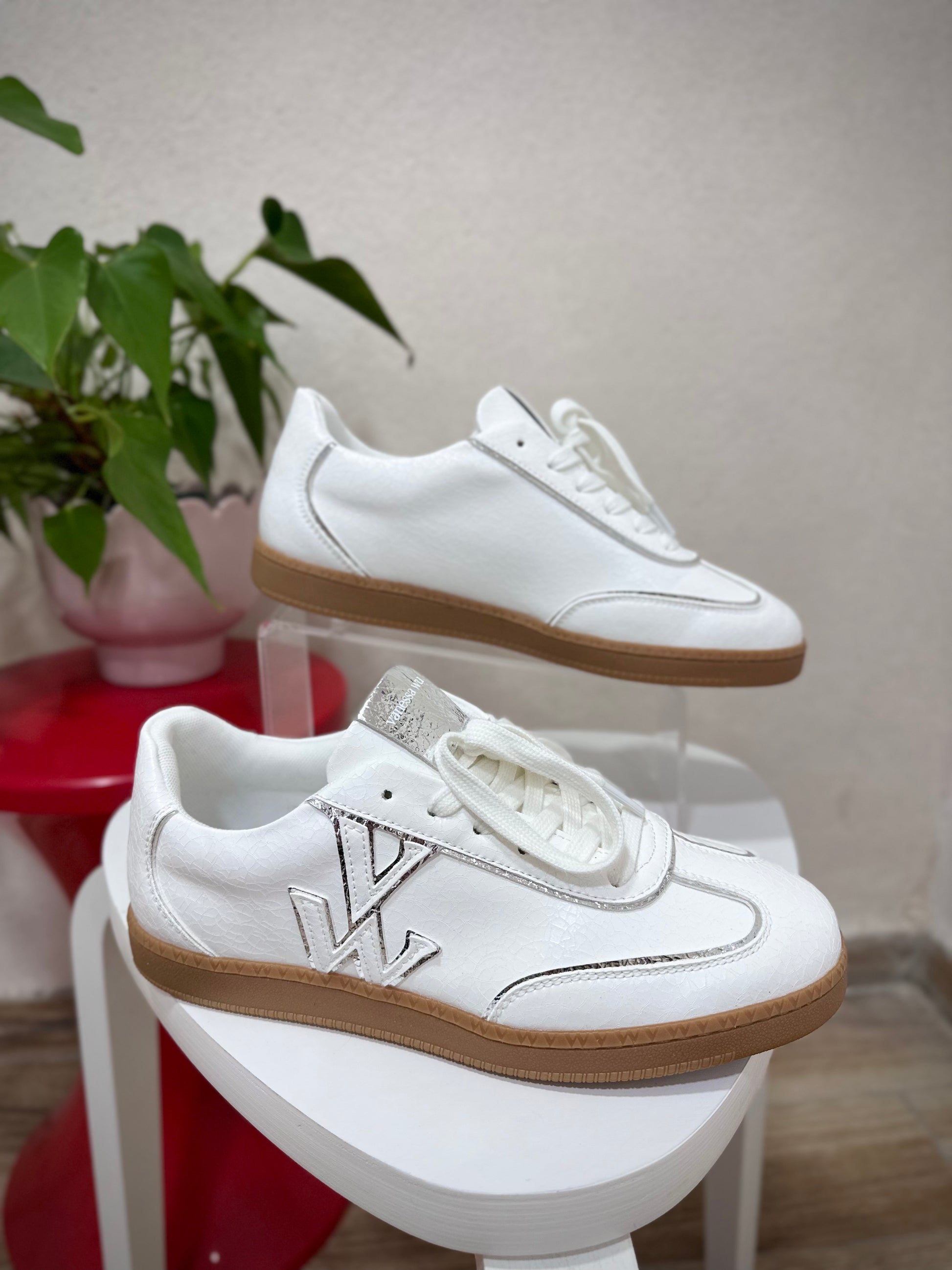 Gros plan sur des baskets blanches craquelées détails argentés Vanessa Wu