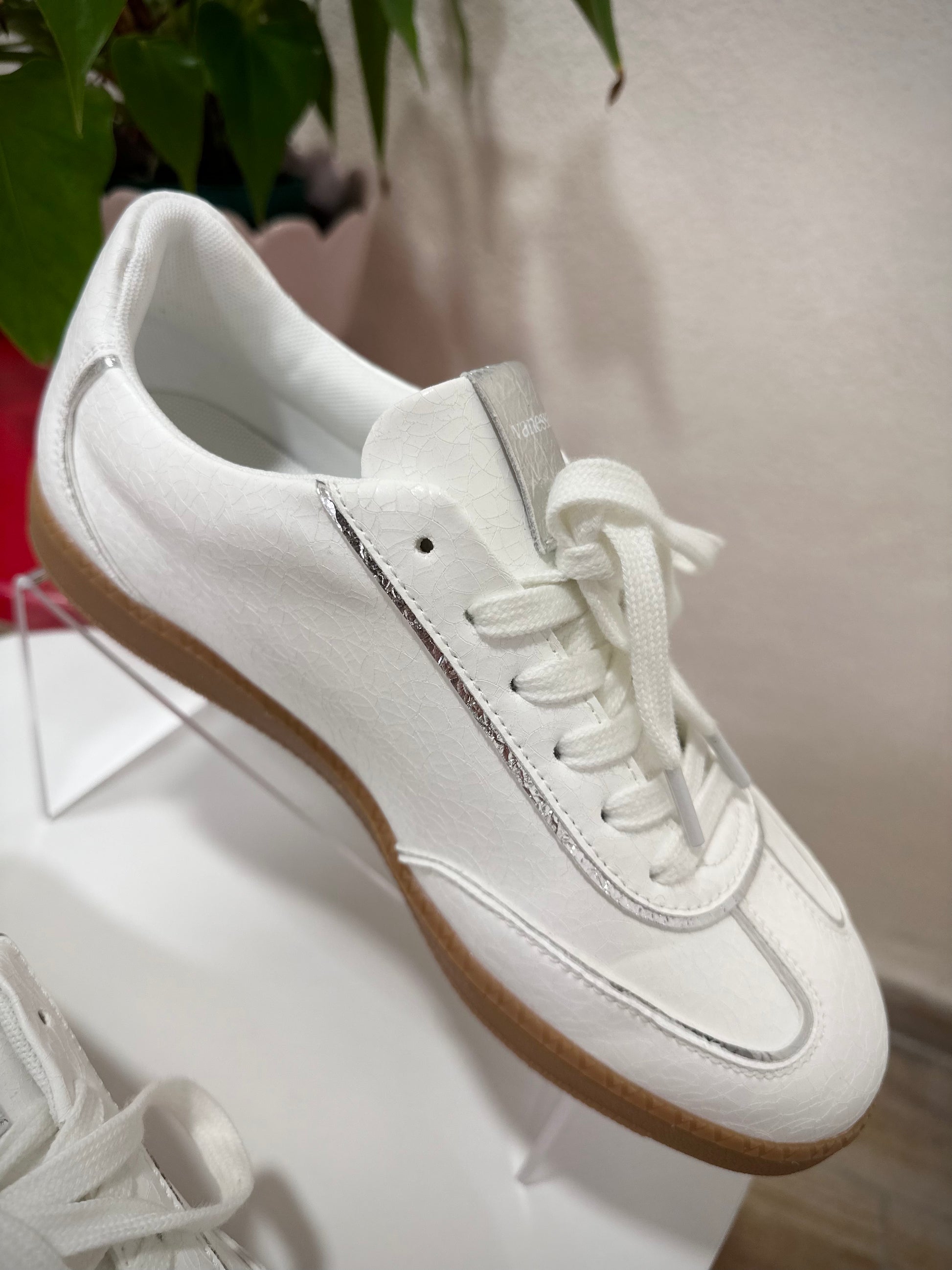 Vue de côté des baskets AURA blanches Vanessa Wu à semelle camel