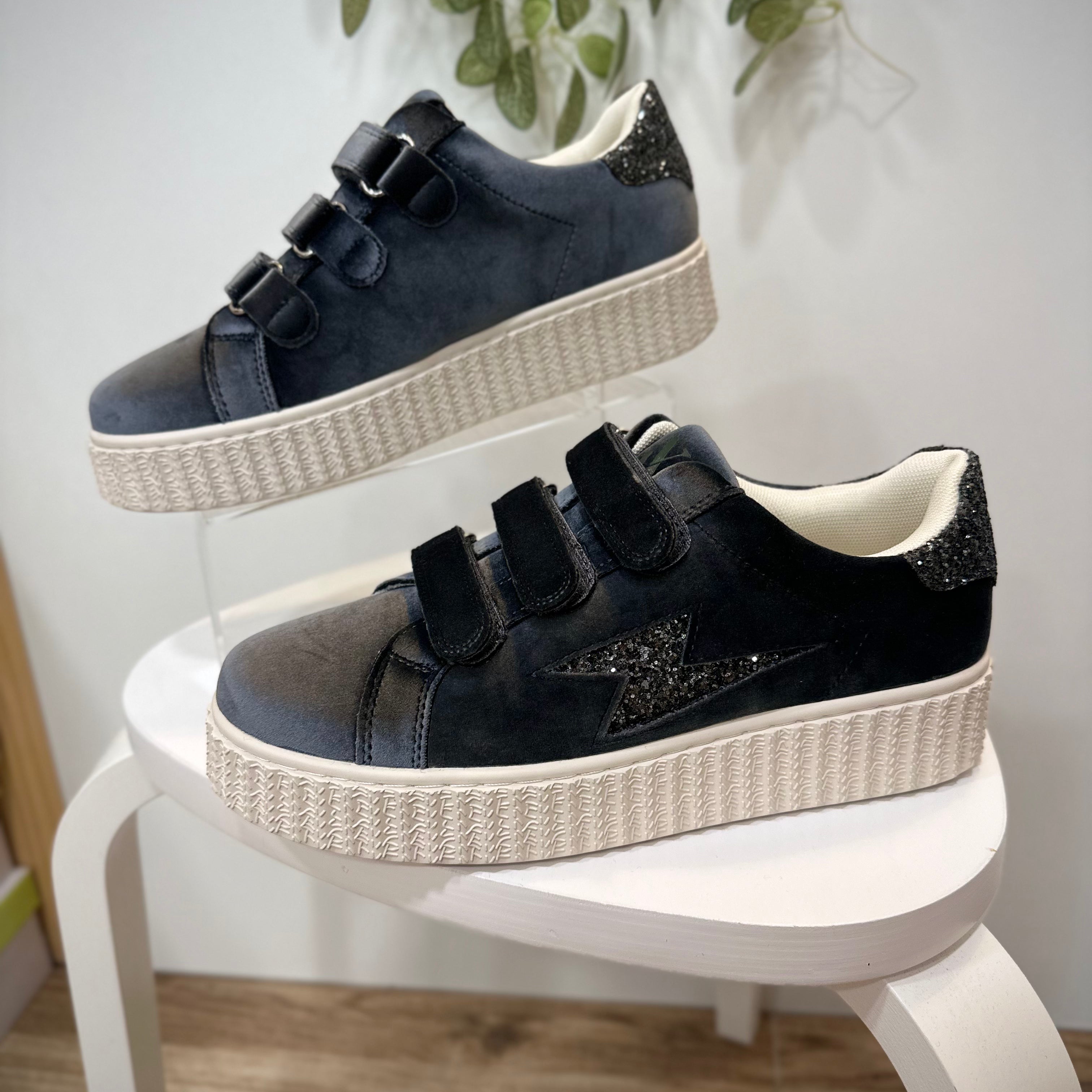 Vue de côté des Baskets Billie avec éclat pailleté
