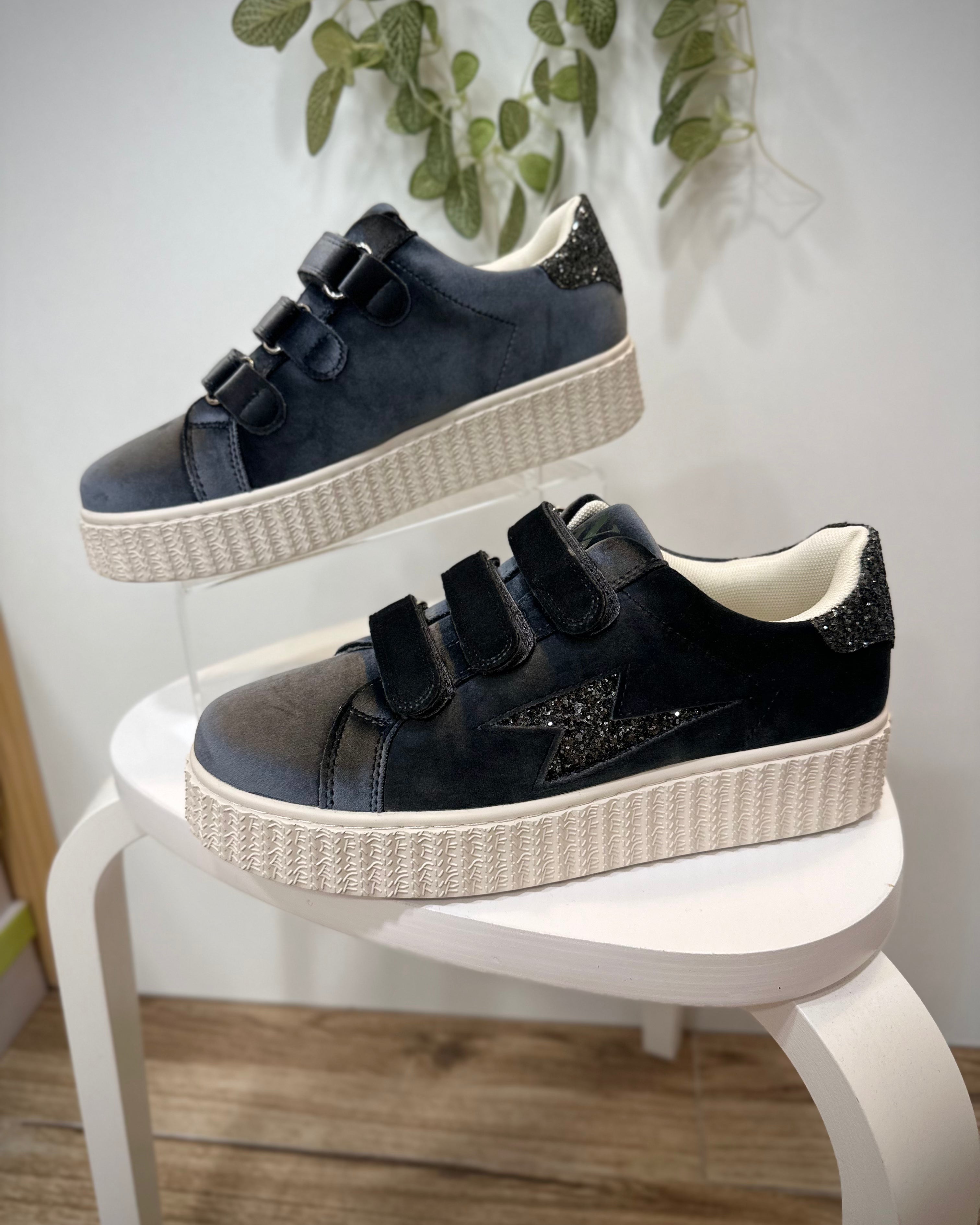 Vue de côté des Baskets Billie avec éclat pailleté