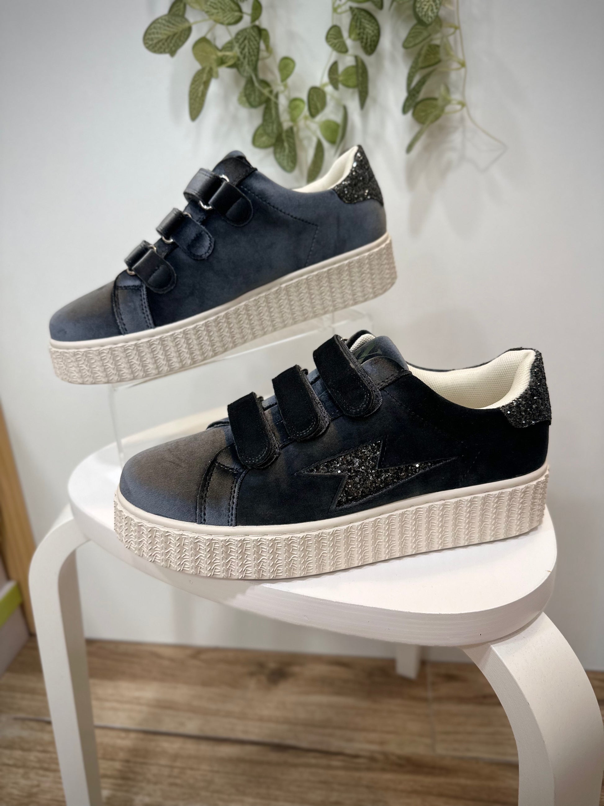 Vue de côté des Baskets Billie avec éclat pailleté
