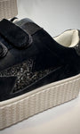Gros plan sur la découpe éclair pailletée noir et argent des Baskets Billie