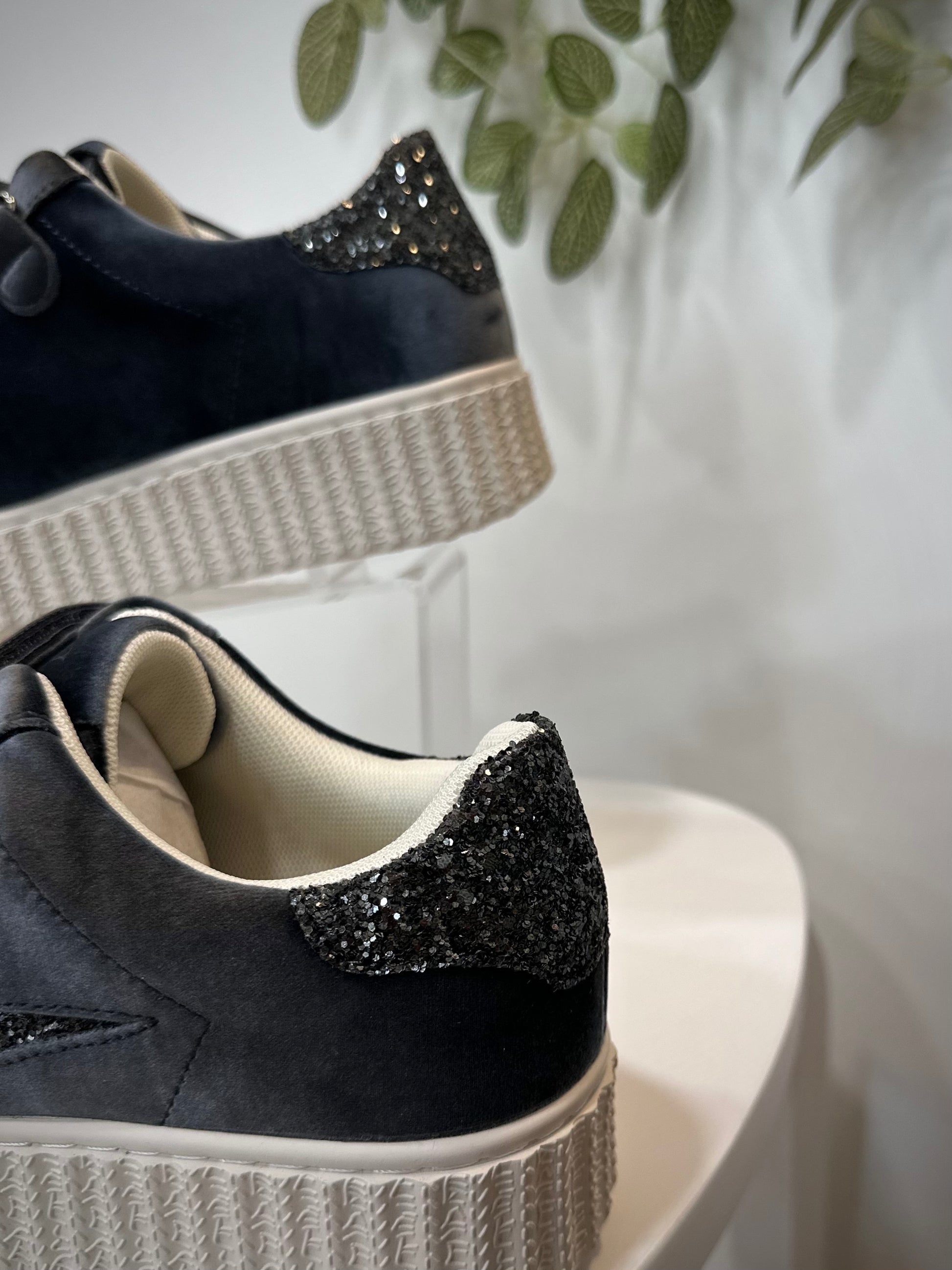 Vue arrière des baskets Billie avec patch scintillant noir et argent