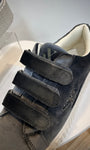 Gros plan sur la texture velours noir bleuté des baskets