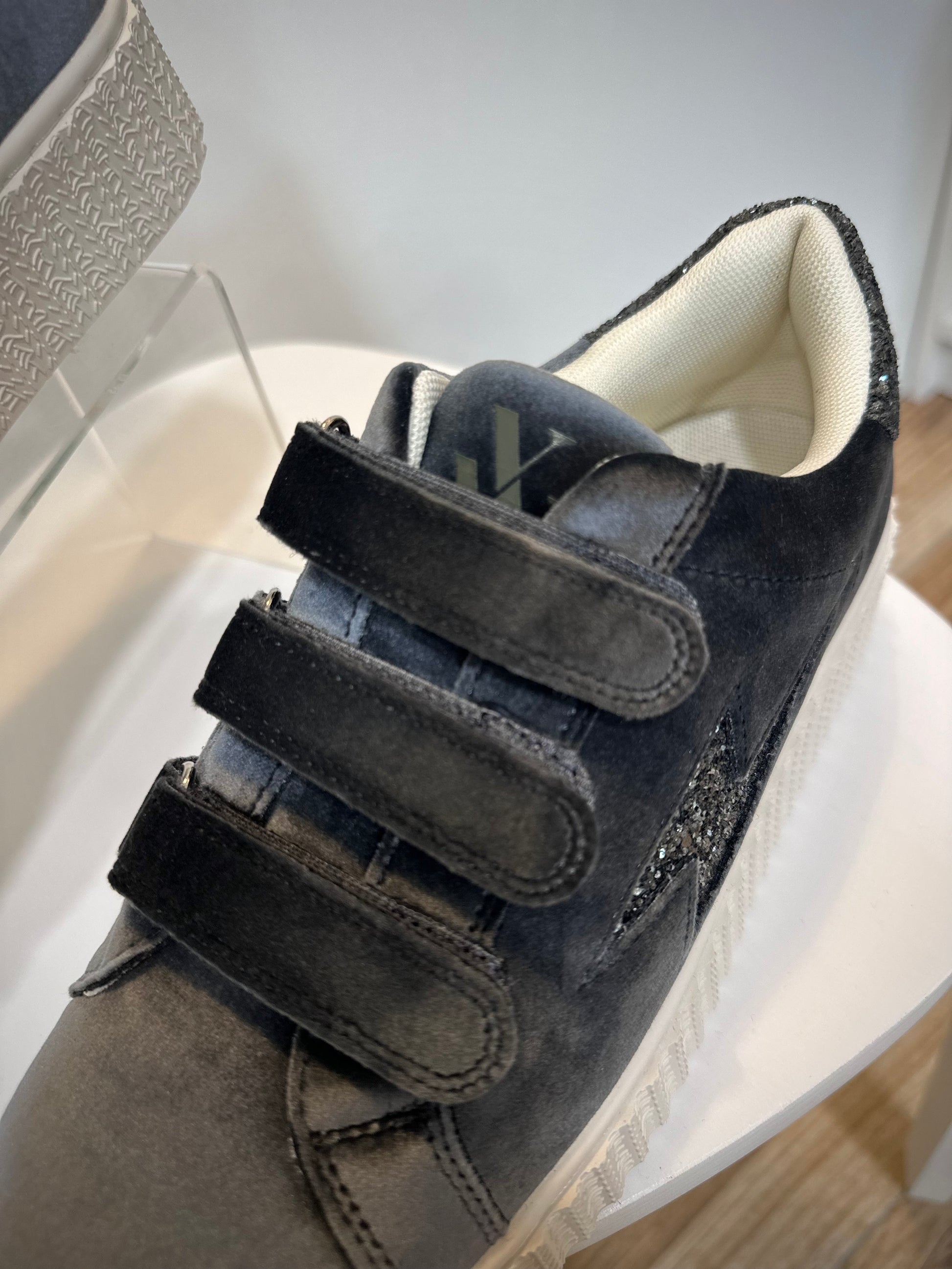 Gros plan sur la texture velours noir bleuté des baskets