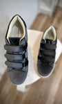 Gros plan sur l’embout rond en velours noir des sneakers