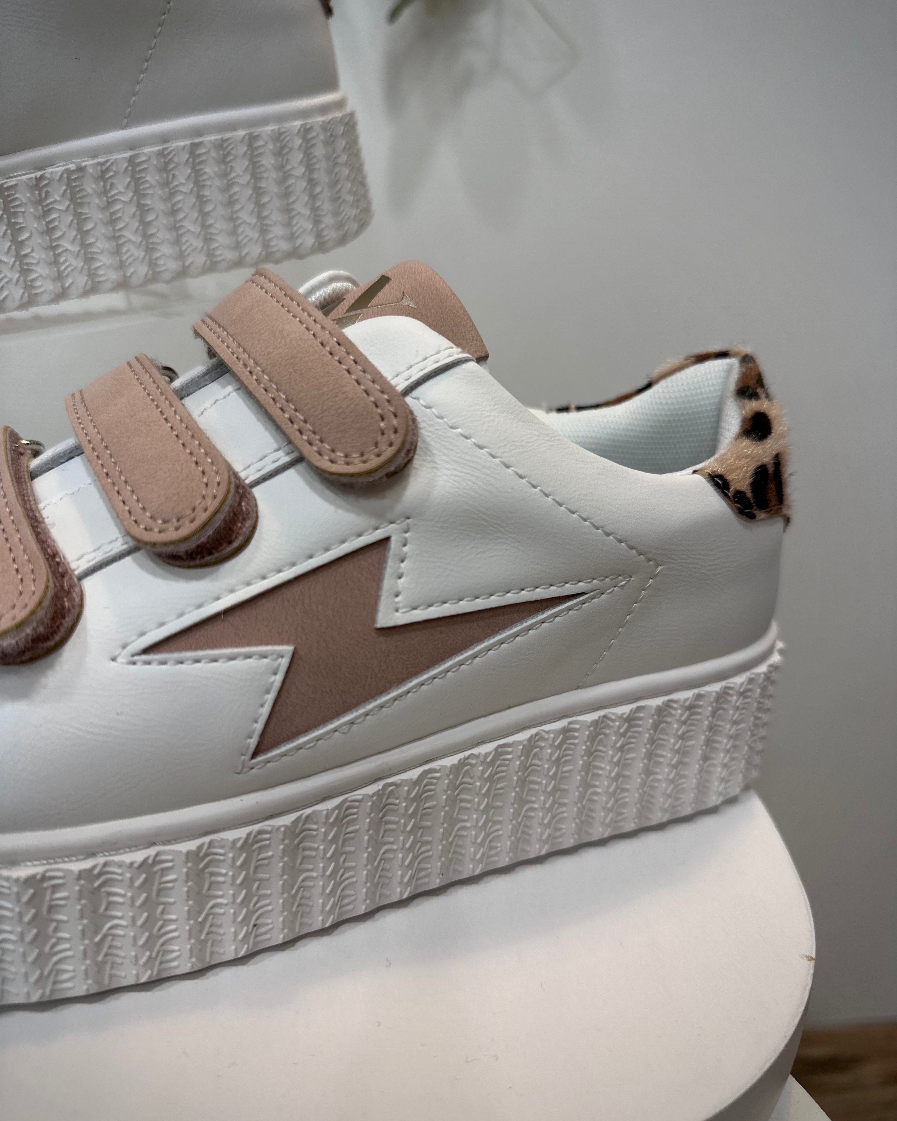 Gros plan sur la découpe éclair rose poudré des sneakers