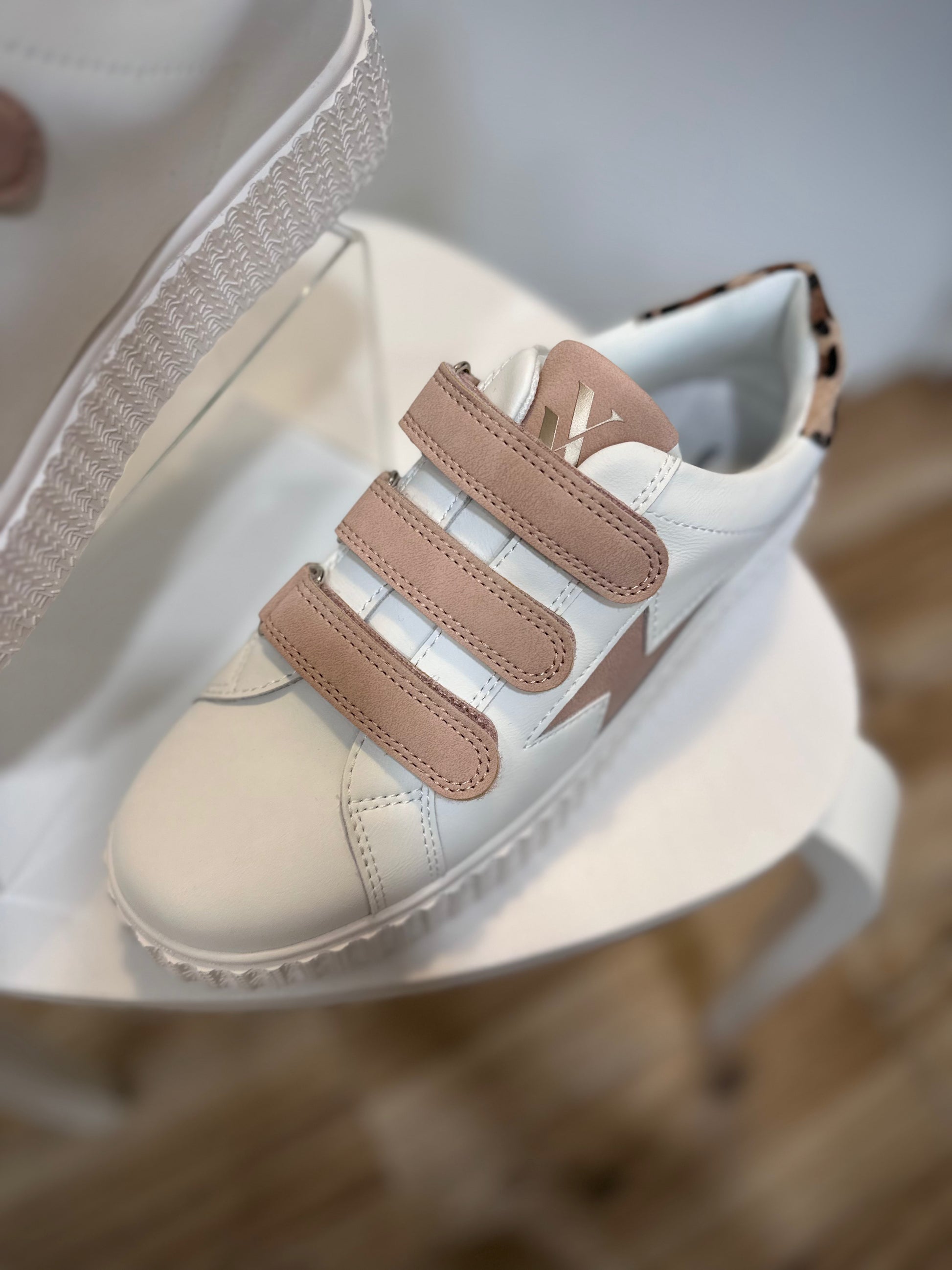 Sneakers blanches femme avec scratchs en suédine rose poudré