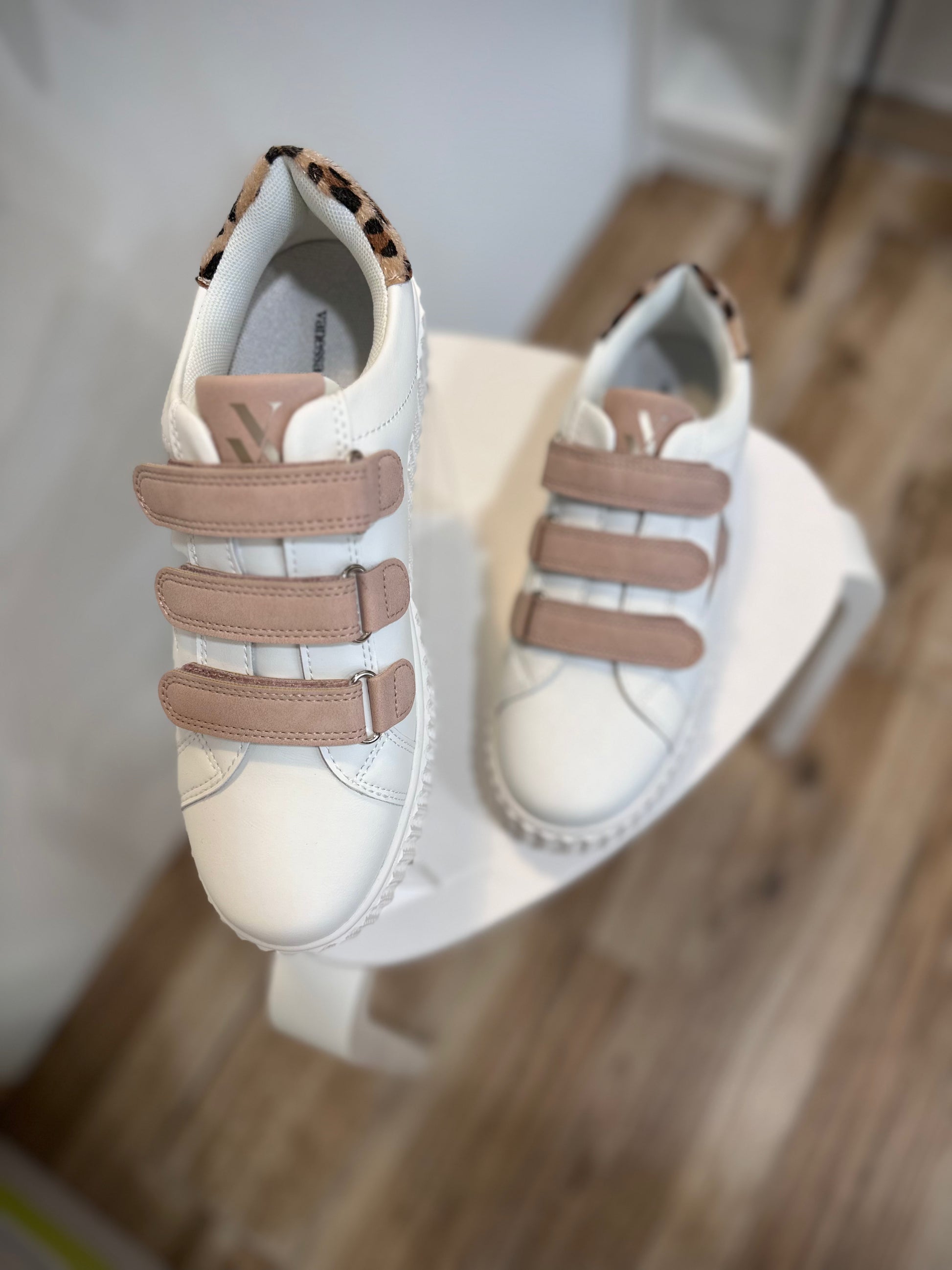 Vue du dessus des Baskets Délia avec scratchs fermés