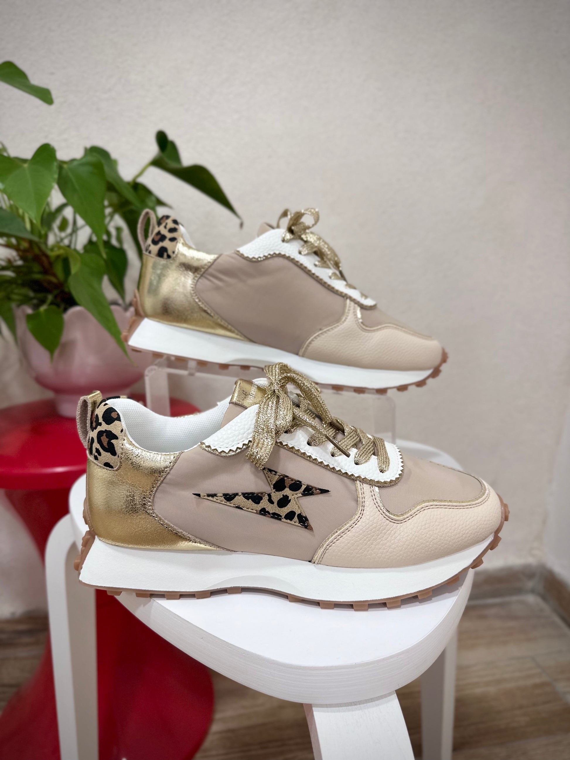 Baskets femme Vanessa Wu beige avec détails dorés et léopard