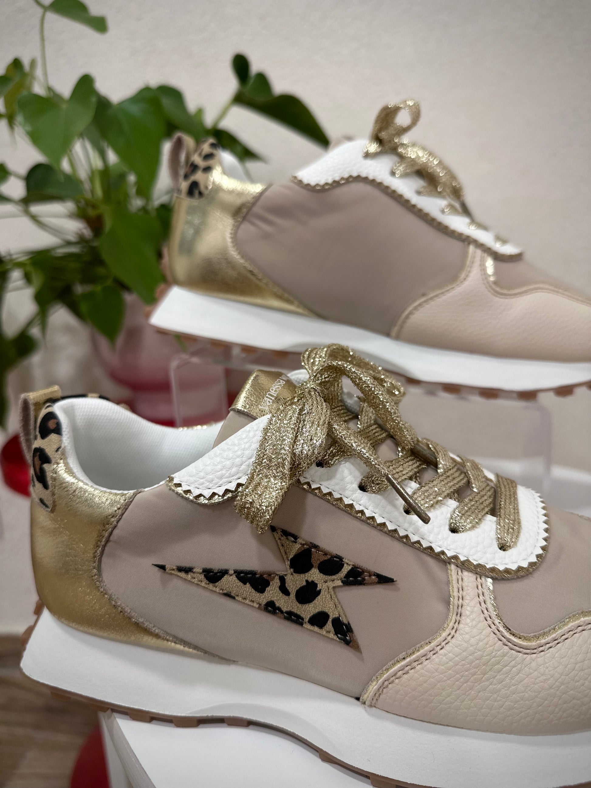 Gros plan sur l’empiècement léopard en forme d’éclair des baskets Flow Emblem Vanessa Wu