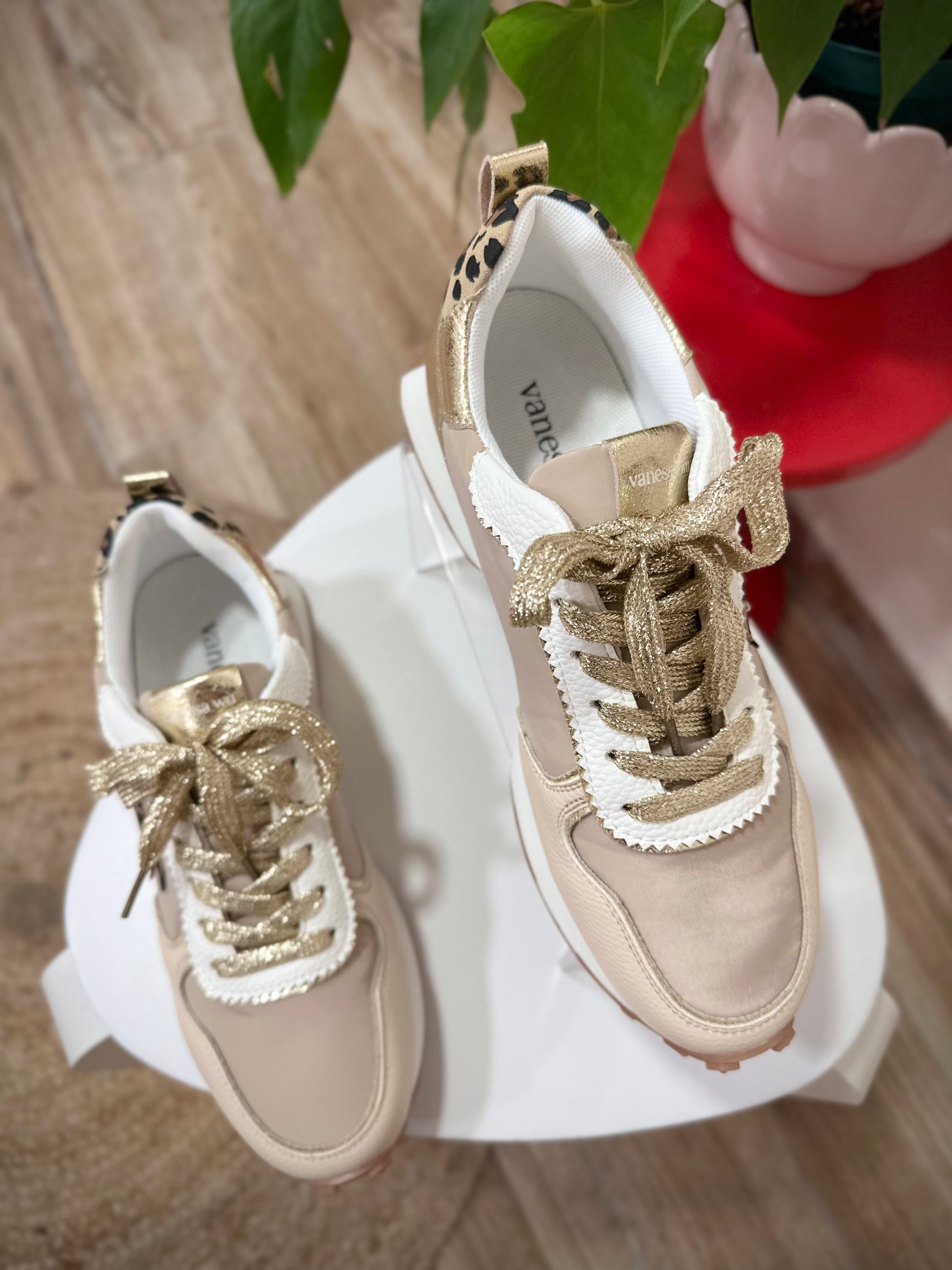 Vue de dessus des baskets Flow Emblem de Vanessa Wu