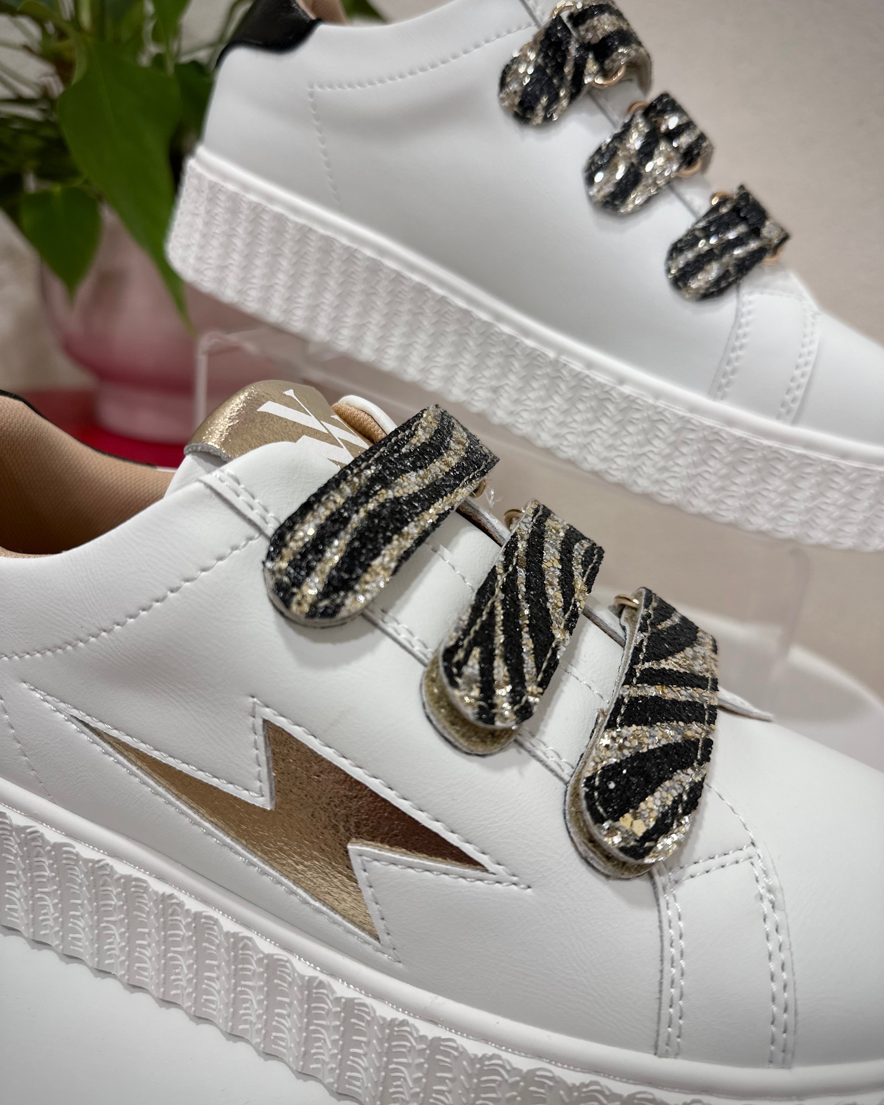 Détail de l’éclair doré sur baskets blanches Vanessa Wu