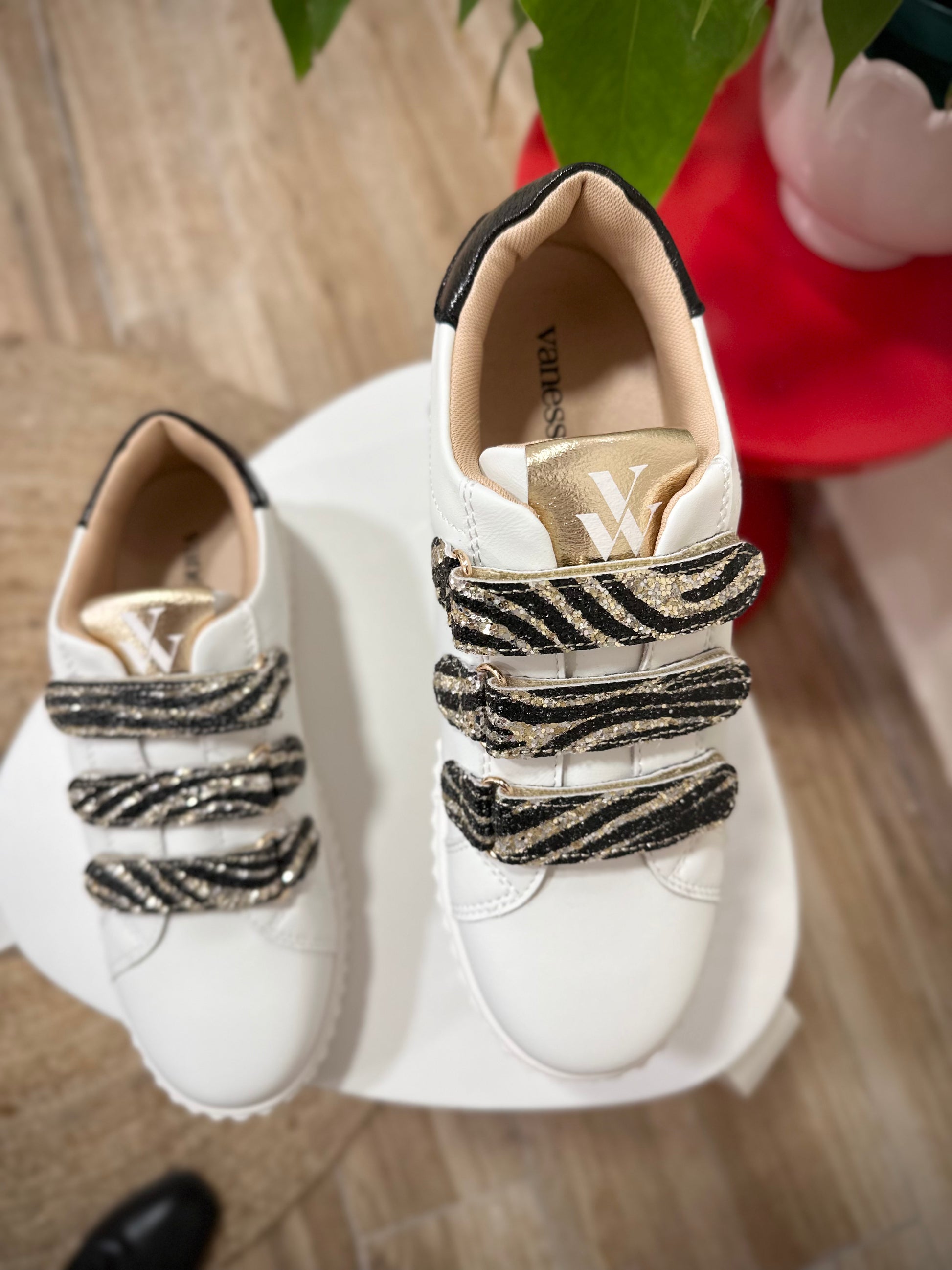 Gros plan sur scratch pailleté zèbre baskets Maggie Vanessa Wu