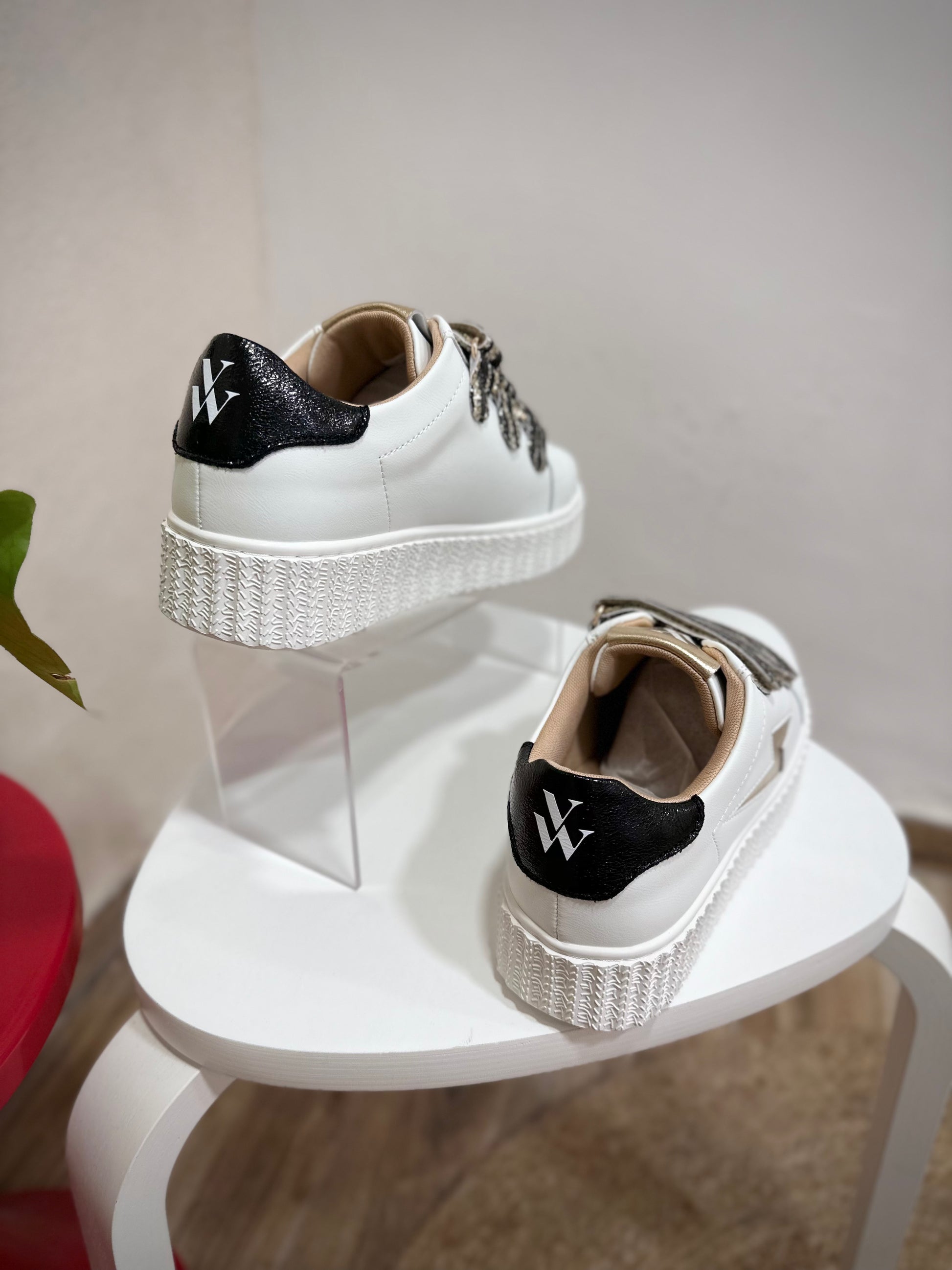 Vue arrière avec patch noir texturé sneackers Vanessa Wu