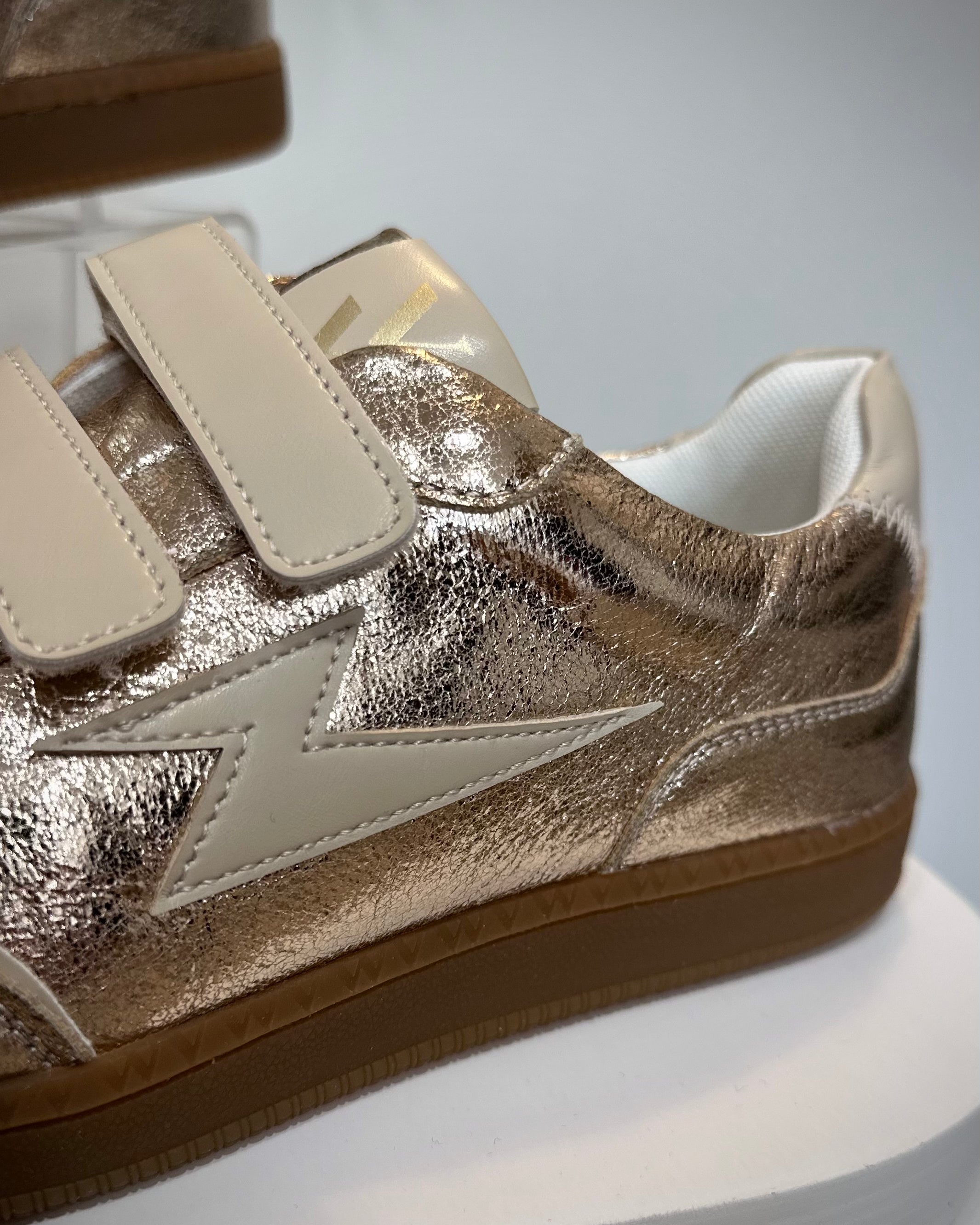 Gros plan sur empiècement beige en forme éclair