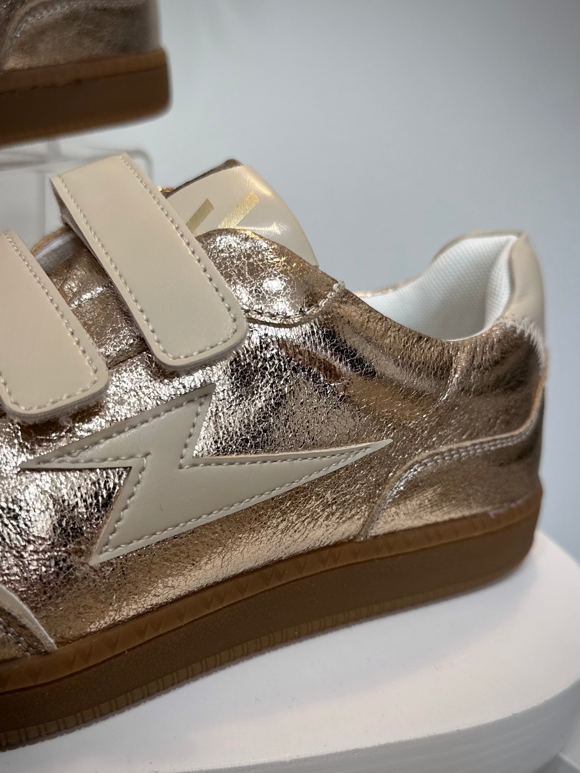 Gros plan sur empiècement beige en forme éclair