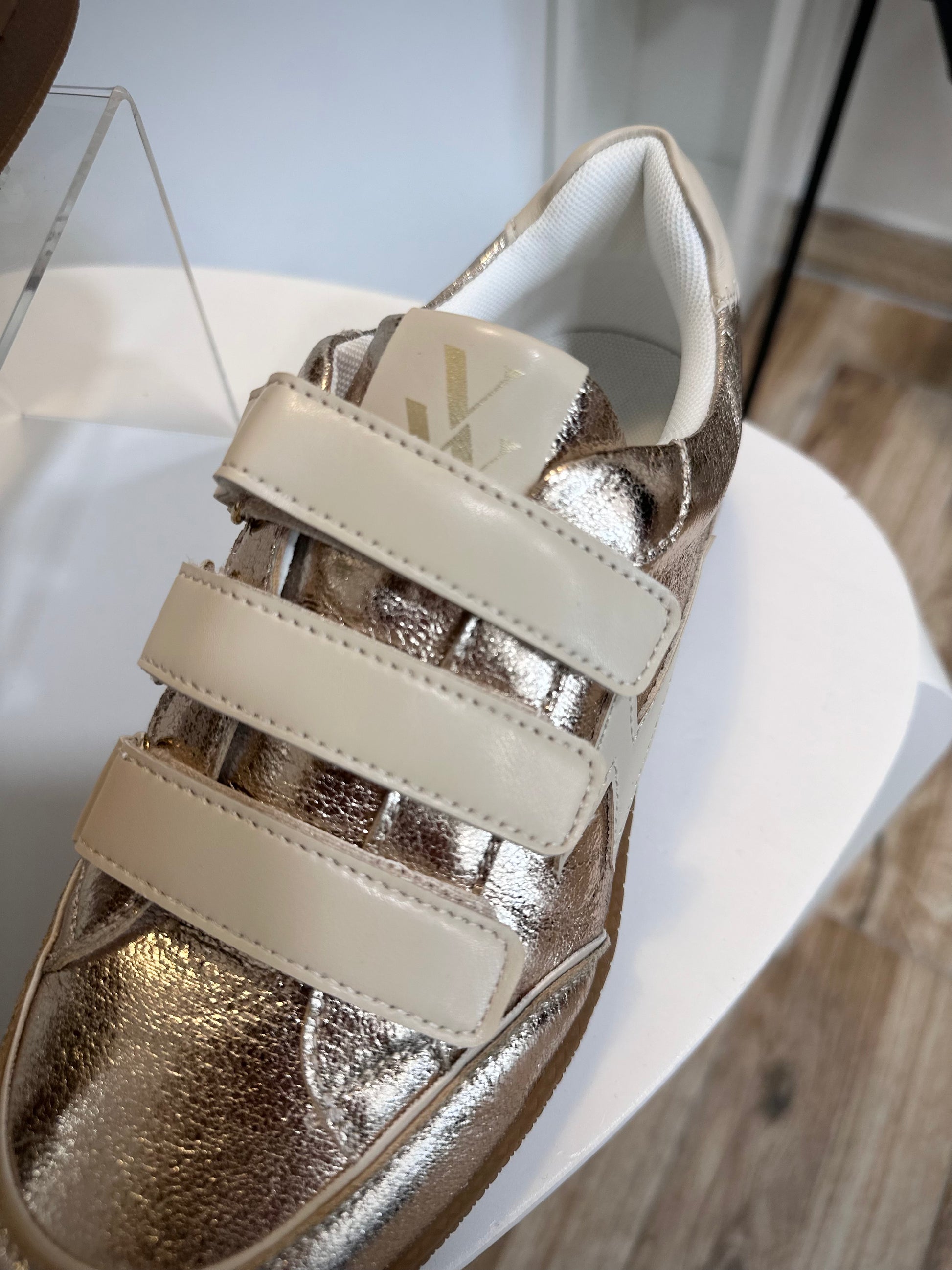 Gros plan sur les scratchs beige des Baskets Tennessee
