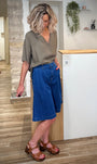 Femme portant un bermuda bleu ample et moderne 