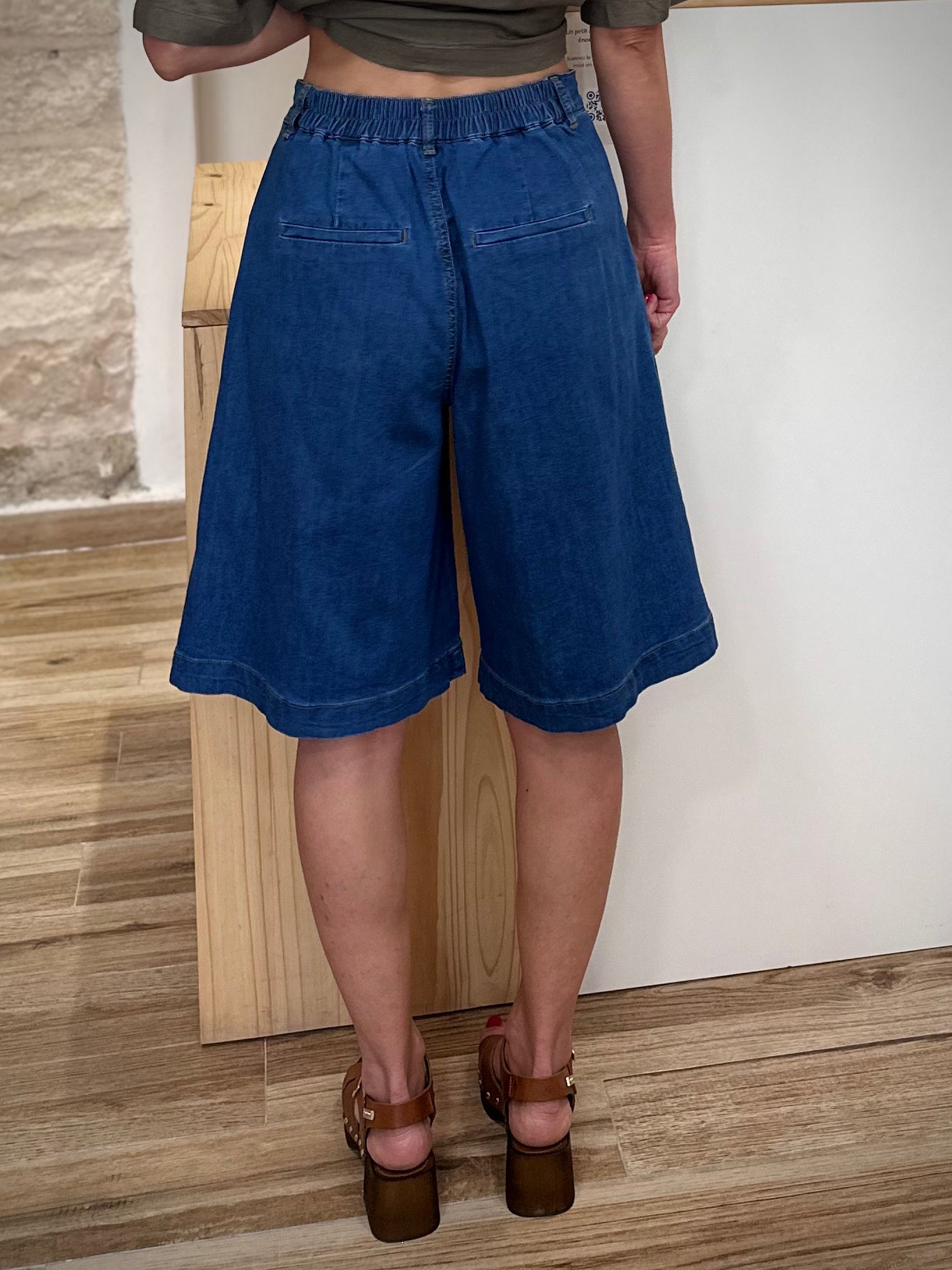 Bermuda femme confortable en denim souple de dos