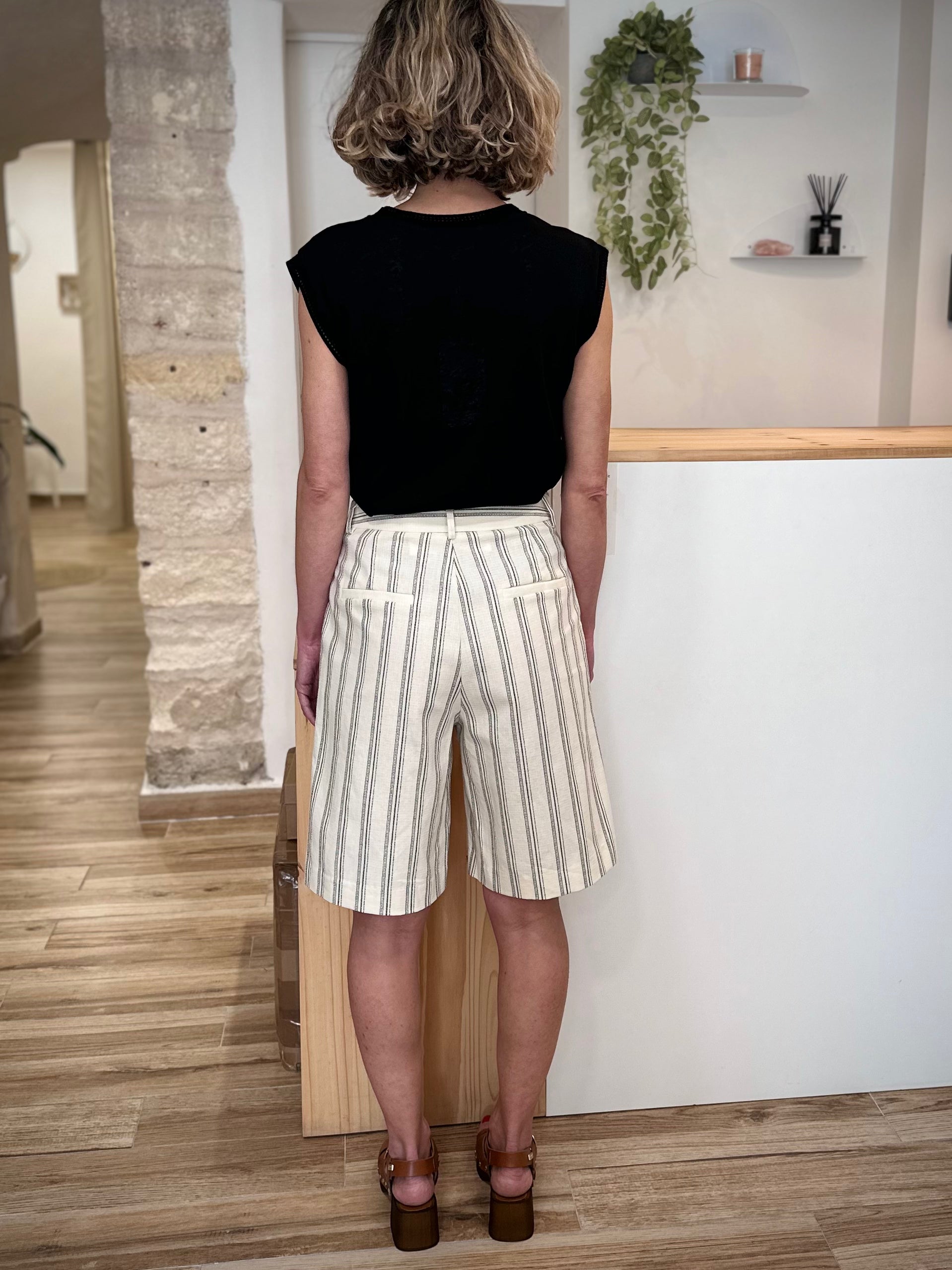 Bermuda élégant femme coupe droite légère de dos